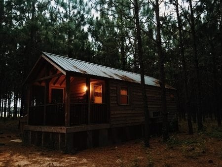  cabane en bois bûcherons 